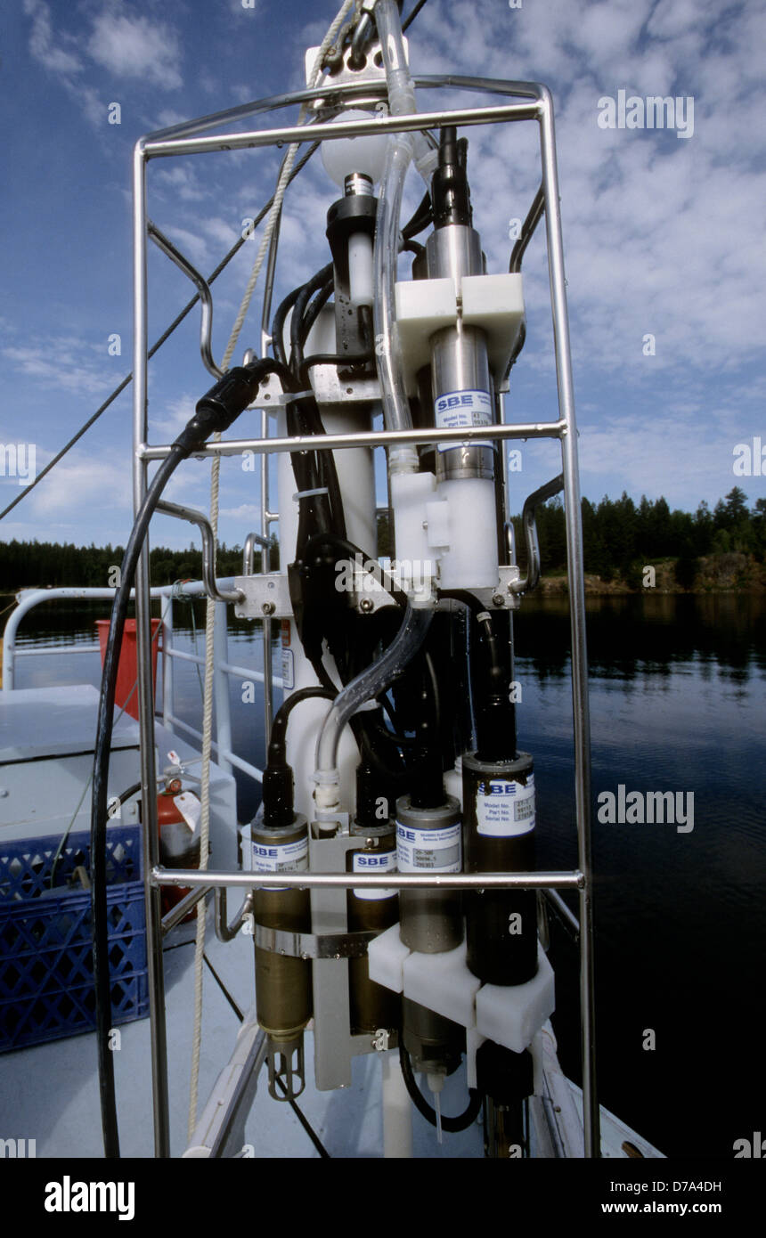 Un SBE-35 enregistreur de la mer (une colonne d'eau multi-paramètres profiler) au cours d'une enquête sur la qualité de l'eau au lac Payette, Idaho, États-Unis Banque D'Images
