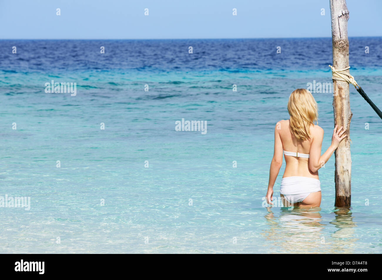 Woman in Bikini Standing dans Belle Mer Tropical Banque D'Images