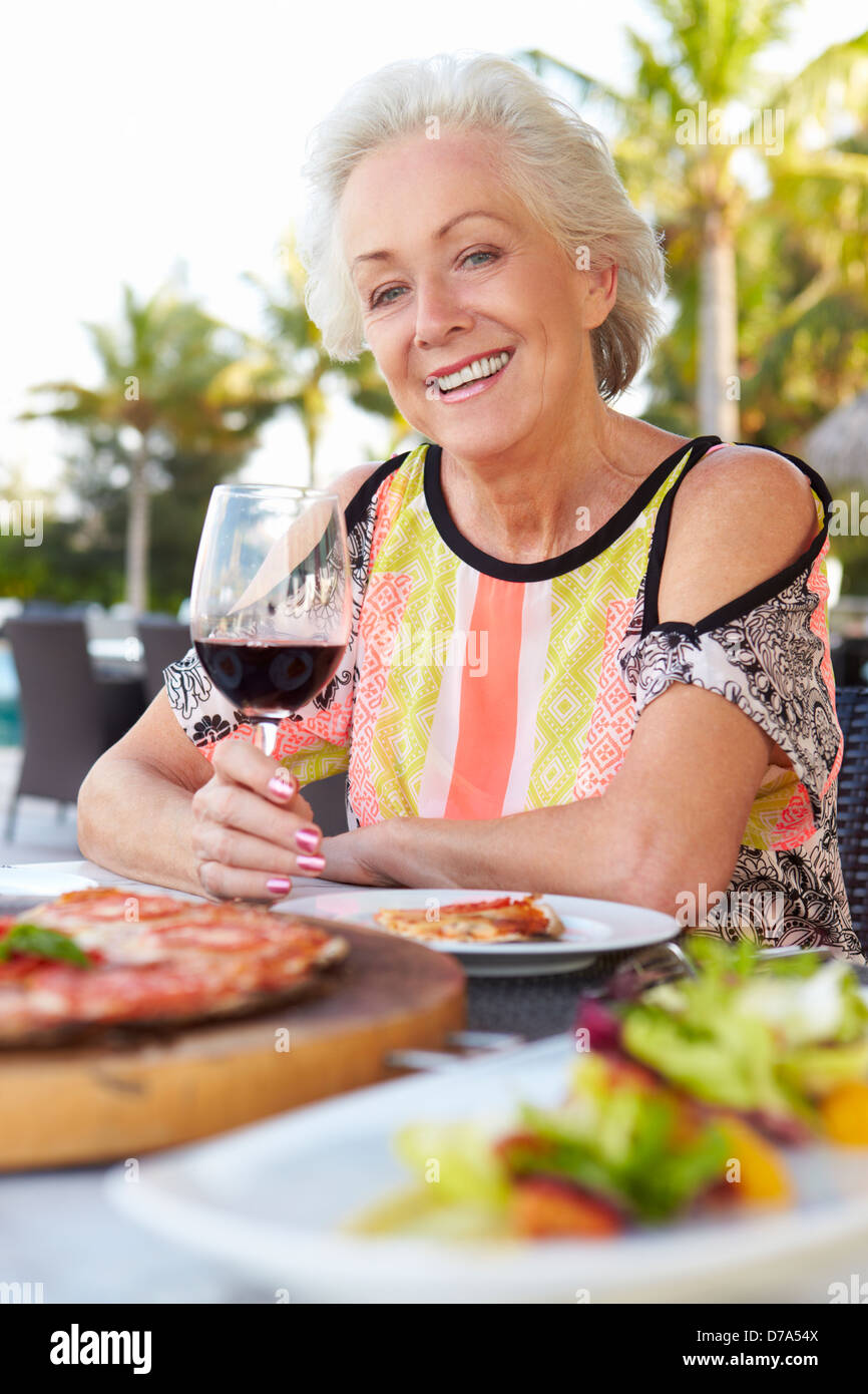 Senior Woman repas au restaurant en plein air Banque D'Images