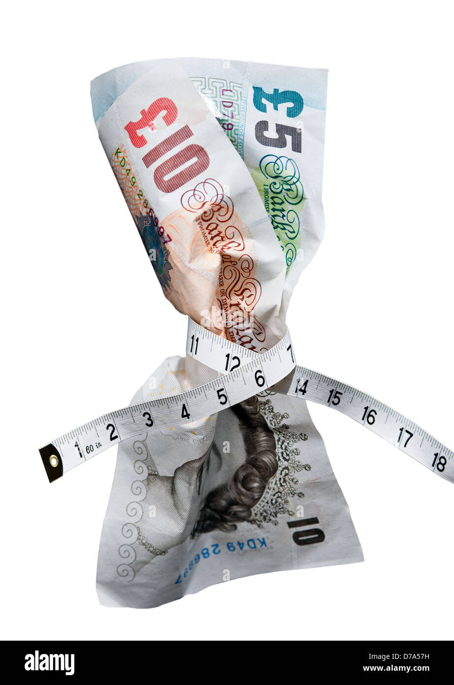 Gros plan Anglais 5 £ et 10 £ billet Money avec un mètre ruban pour illustrer le serrage de la ceinture pendant le concept commercial de crédit Squunch Squeeze Savings Finance Banque D'Images