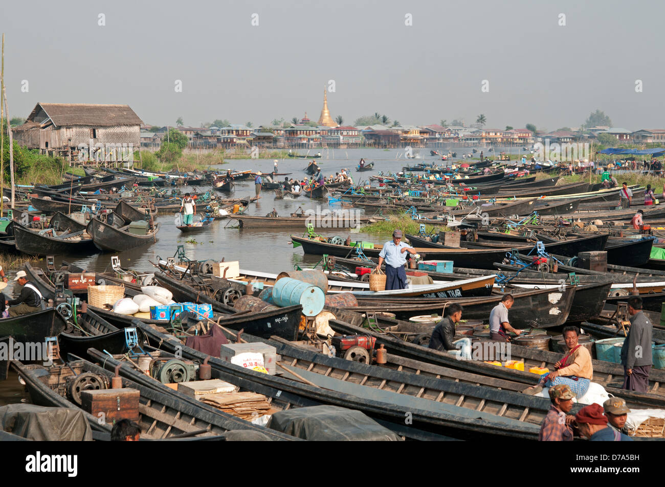 Déchargement birman des marchandises à un marché de village sur le lac Inle au Myanmar (Birmanie) Banque D'Images