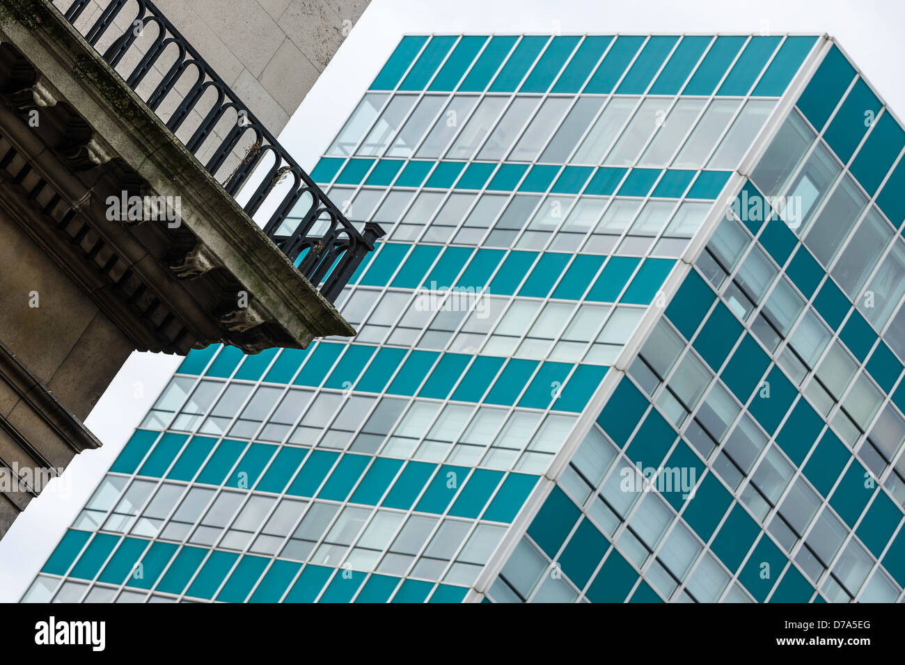 Les bâtiments anciens et nouveaux Banque D'Images