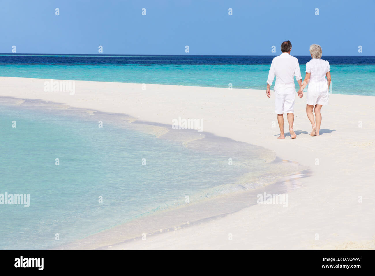 Romantique Senior Couple Walking on Beautiful Tropical Beach Banque D'Images