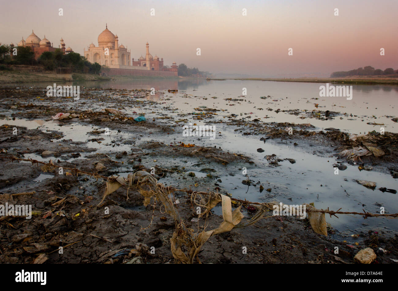 Les déchets recueillis sur les rives de la rivière Yamuna à côté du Taj Mahal Agra Uttar Pradesh, Inde Banque D'Images