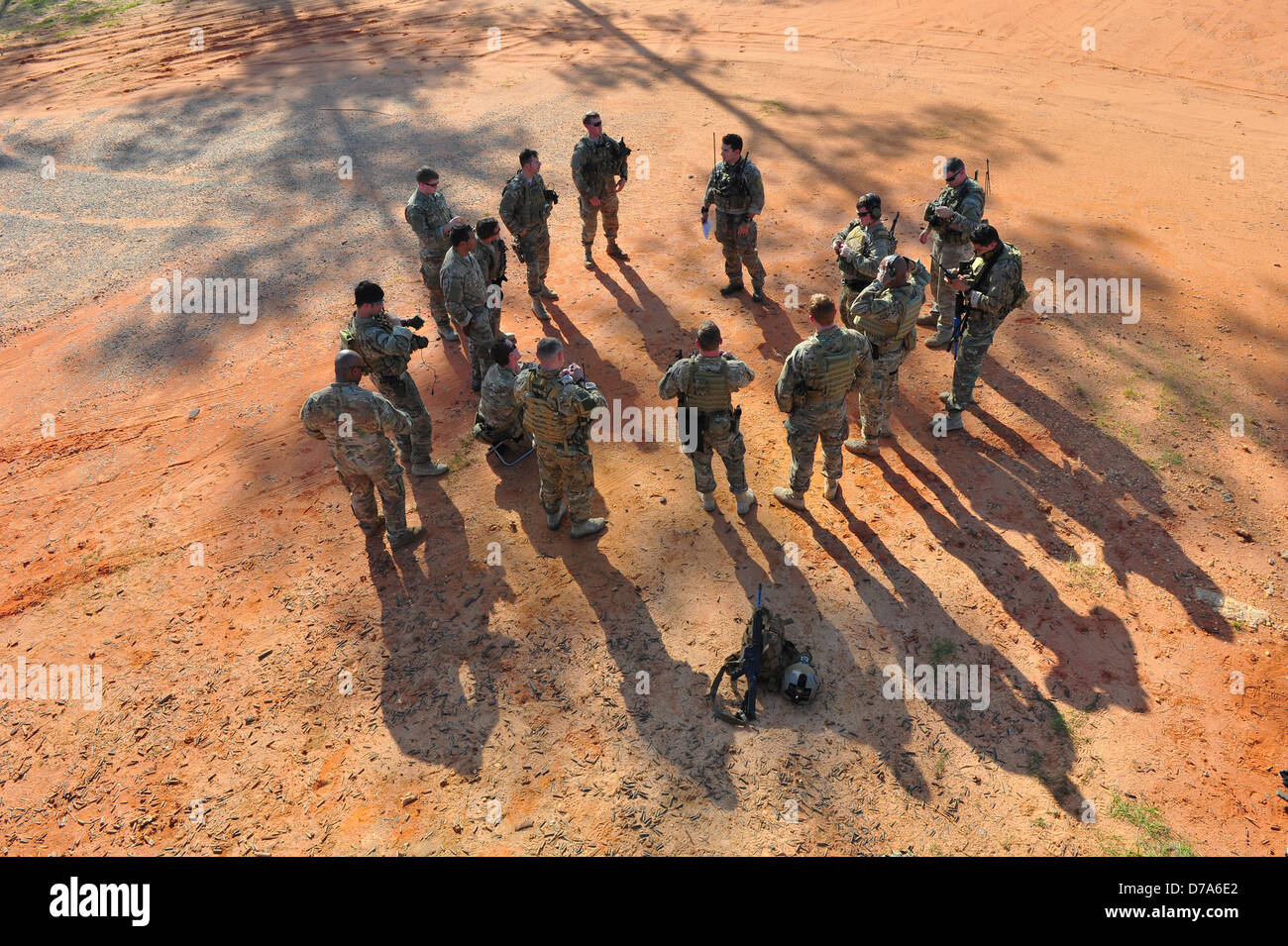 Des soldats des forces spéciales américaines planifier une mission au cours de la formation le 23 avril 2013 à Hurlburt Field, FL. Banque D'Images