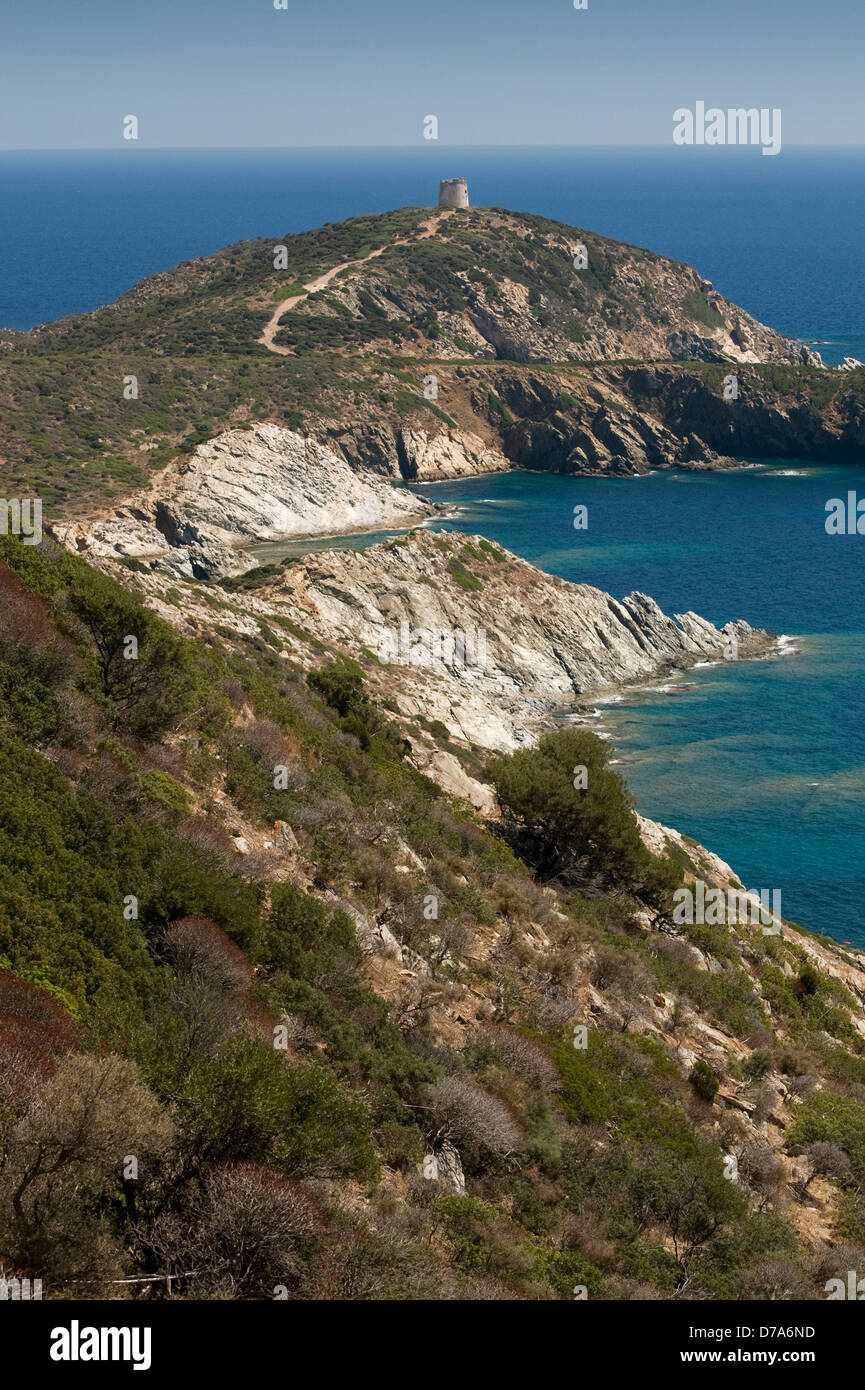 Cap Malfatano et l'Malfatano tour sur la côte sauvage et magnifique de Teulada, province de Cagliari, Sardaigne, Italie Banque D'Images