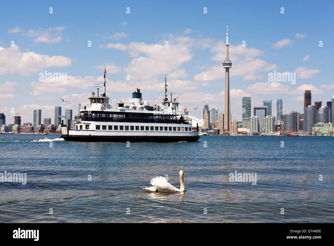 Toronto city skyline avec island ferry dans le port Banque D'Images