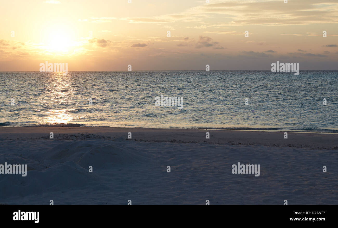 Coucher de soleil sur la magnifique plage déserte Banque D'Images