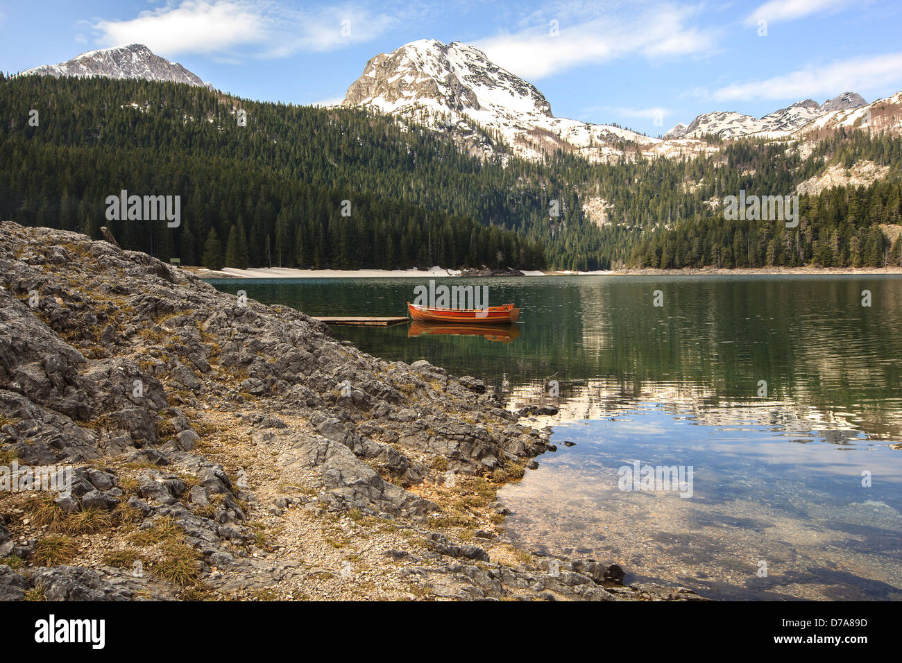 Matin sur le lac. Black Lake dans le parc national de Durmitor au Monténégro Banque D'Images