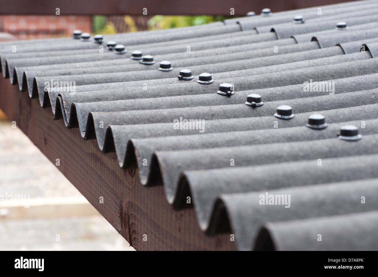 Clou de toiture ondulés de bitume noir fixe sans caniveau Banque D'Images