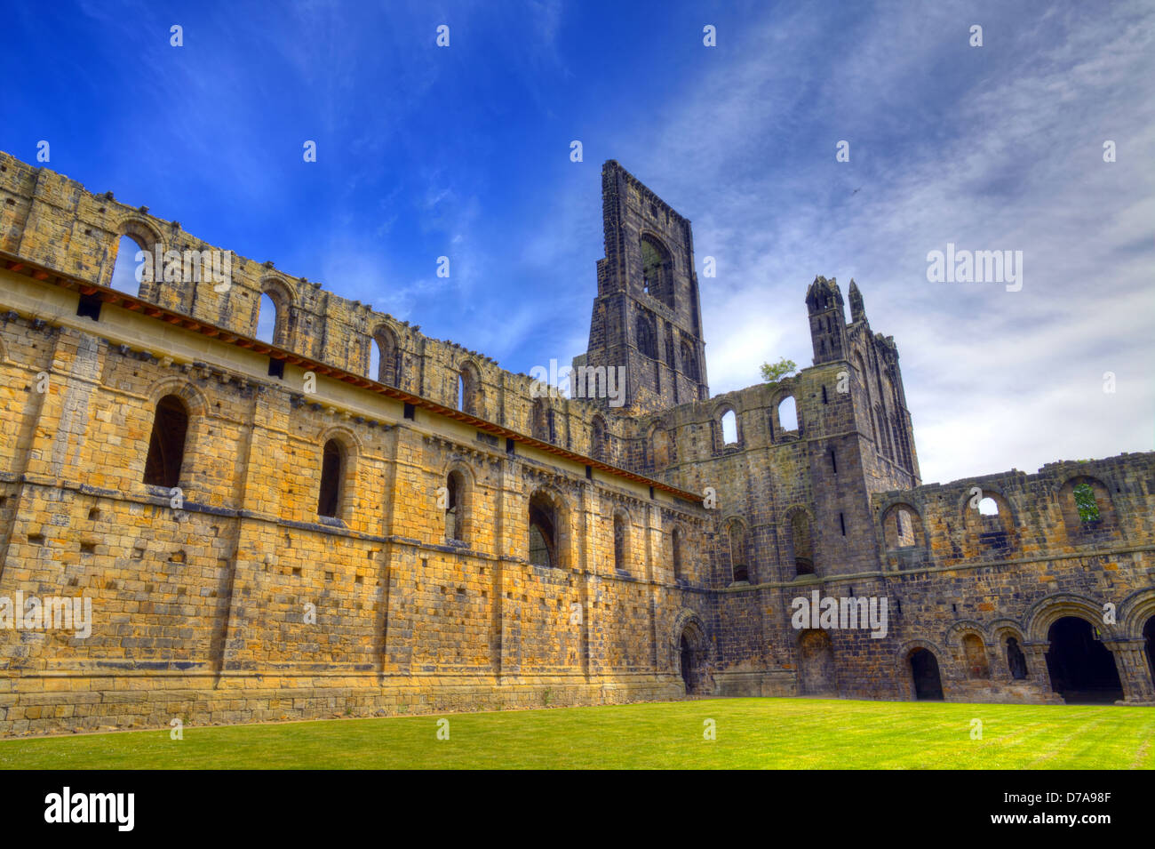 Vestiges d'un monastère cistercien historique - Kirkstall Abbey image HDR Banque D'Images