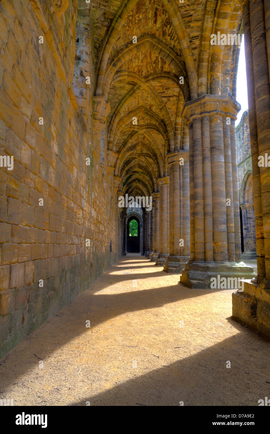 Des ruines historiques de l'abbaye médiévale image HDR. Banque D'Images