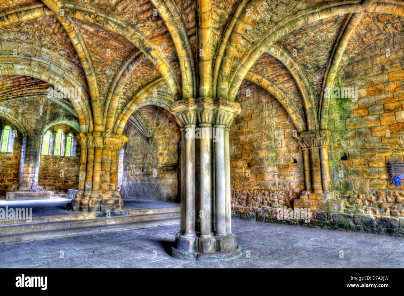 Vestiges d'un monastère cistercien historique - Kirkstall Abbey, Chapter House ; image HDR Banque D'Images