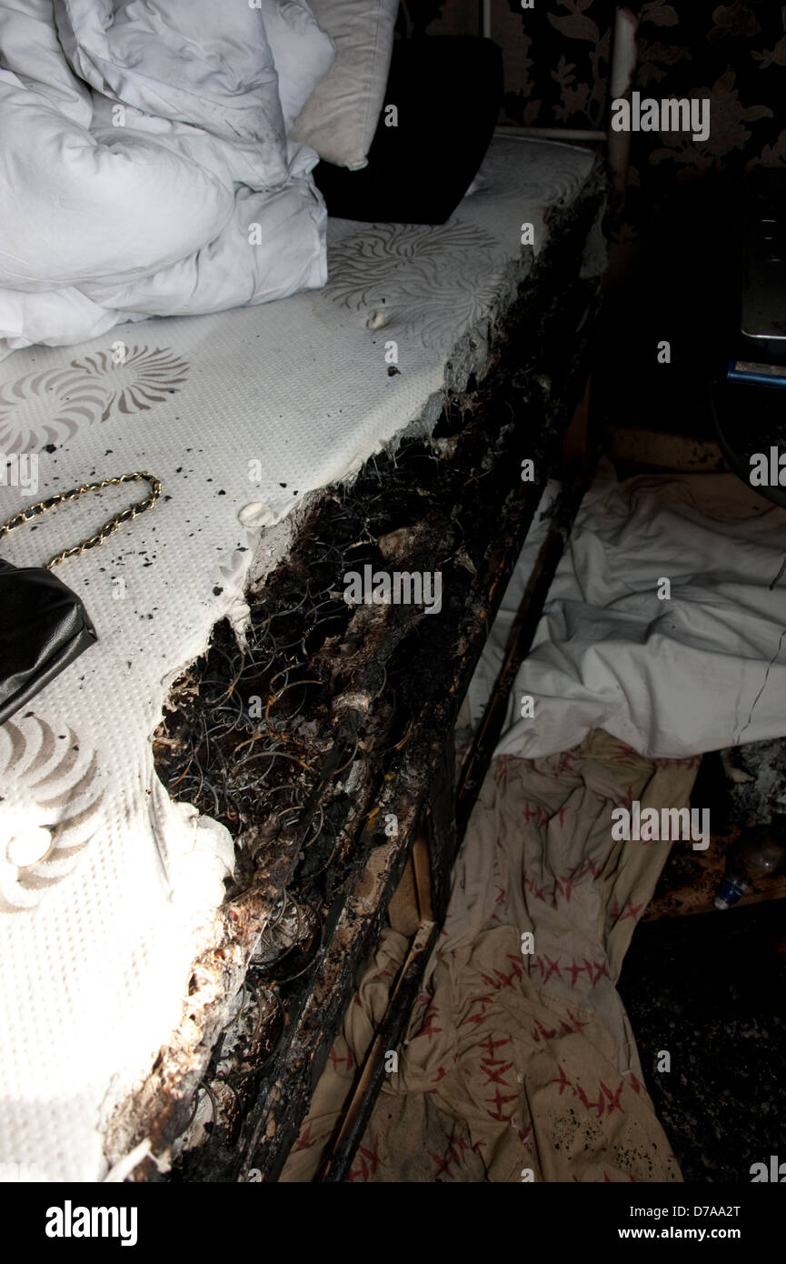 Fumer au lit matelas Chambre Fire du Vrai Banque D'Images