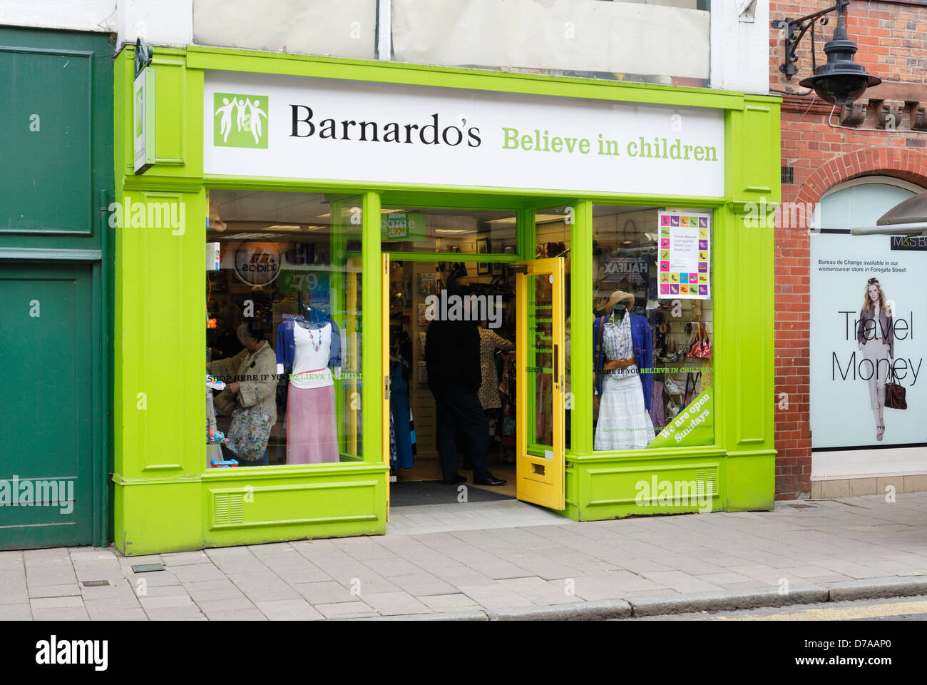 Barnardo's shop à Frodsham Street, Chester. Banque D'Images