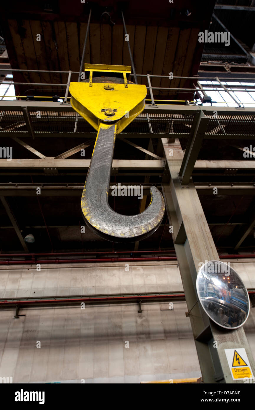 Grand pont roulant usine crochet jaune Photo Stock - Alamy