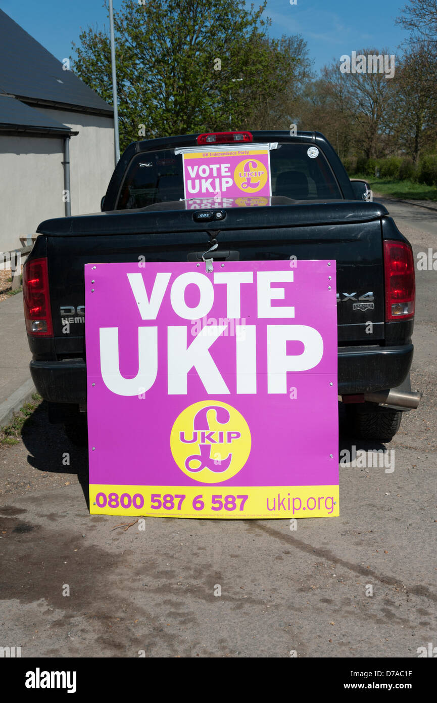 Willingham, Cambridgeshire, Royaume-Uni. 2e mai 2013. Le UK Independence Party faire un dernier effort dans les élections locales en laissant de grandes pancartes sur un véhicule en face du bureau de vote à Willingham Cambridgeshire UK 2 mai 2013. La région a été un bastion conservateur mais à proximité gaz Ramsey été la seule autorité de gestion de l'UKIP en Grande-Bretagne. Credit : Julian Eales / Alamy Live News Banque D'Images