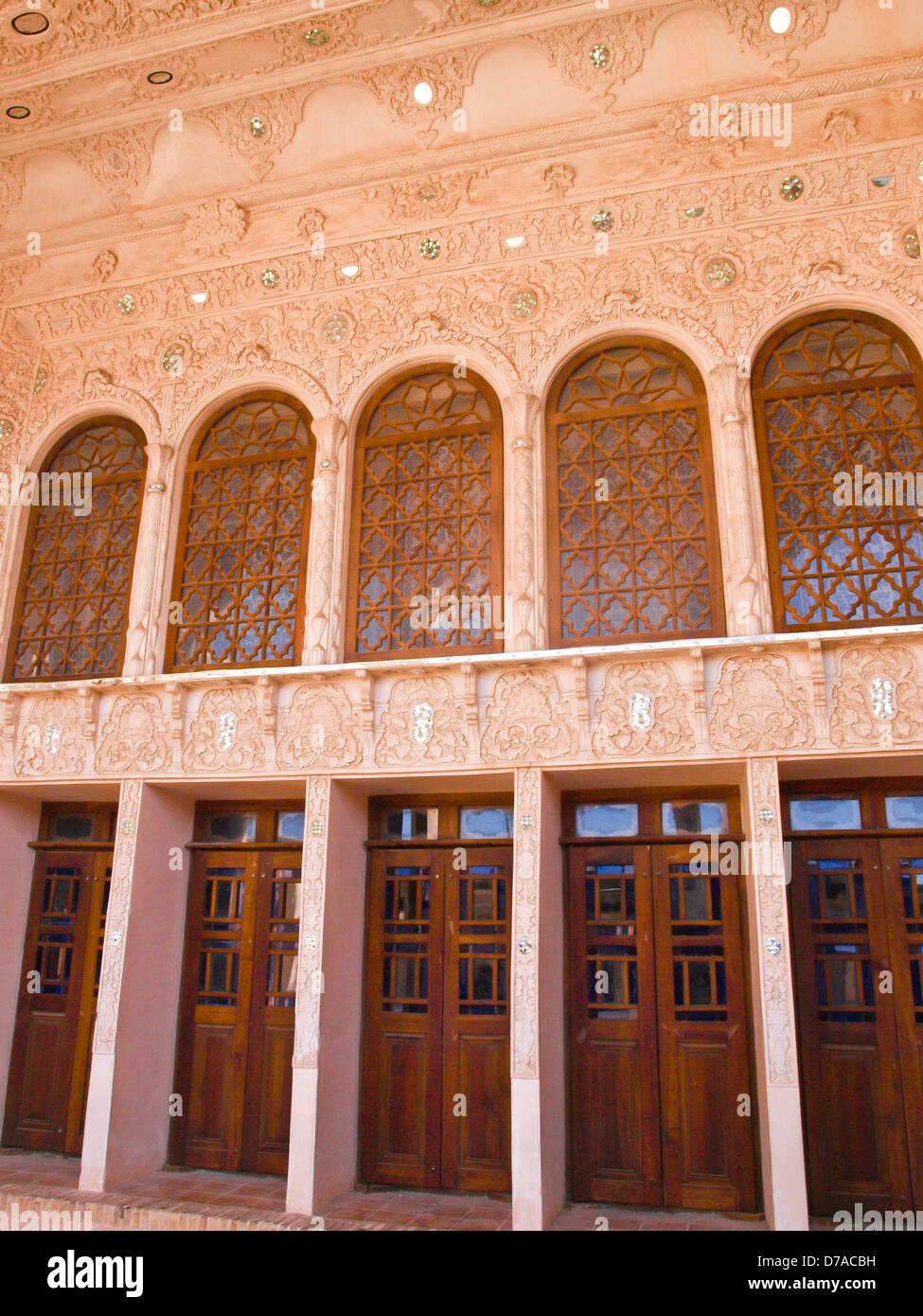 Niches portes intérieur en stuc et vieille maison à Kashan, Iran Banque D'Images
