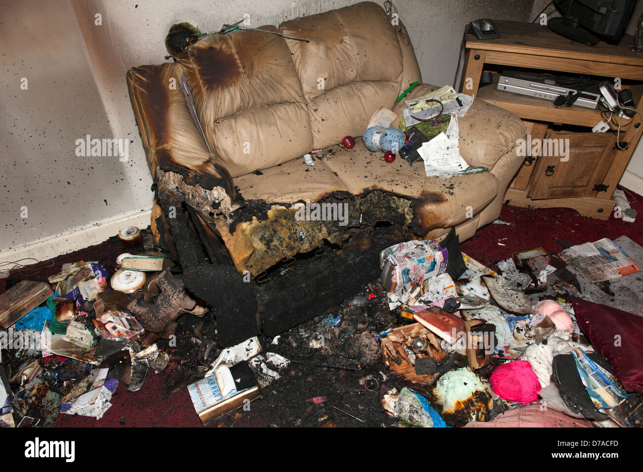 Cigarette incendie canapé brûlé accident Banque D'Images