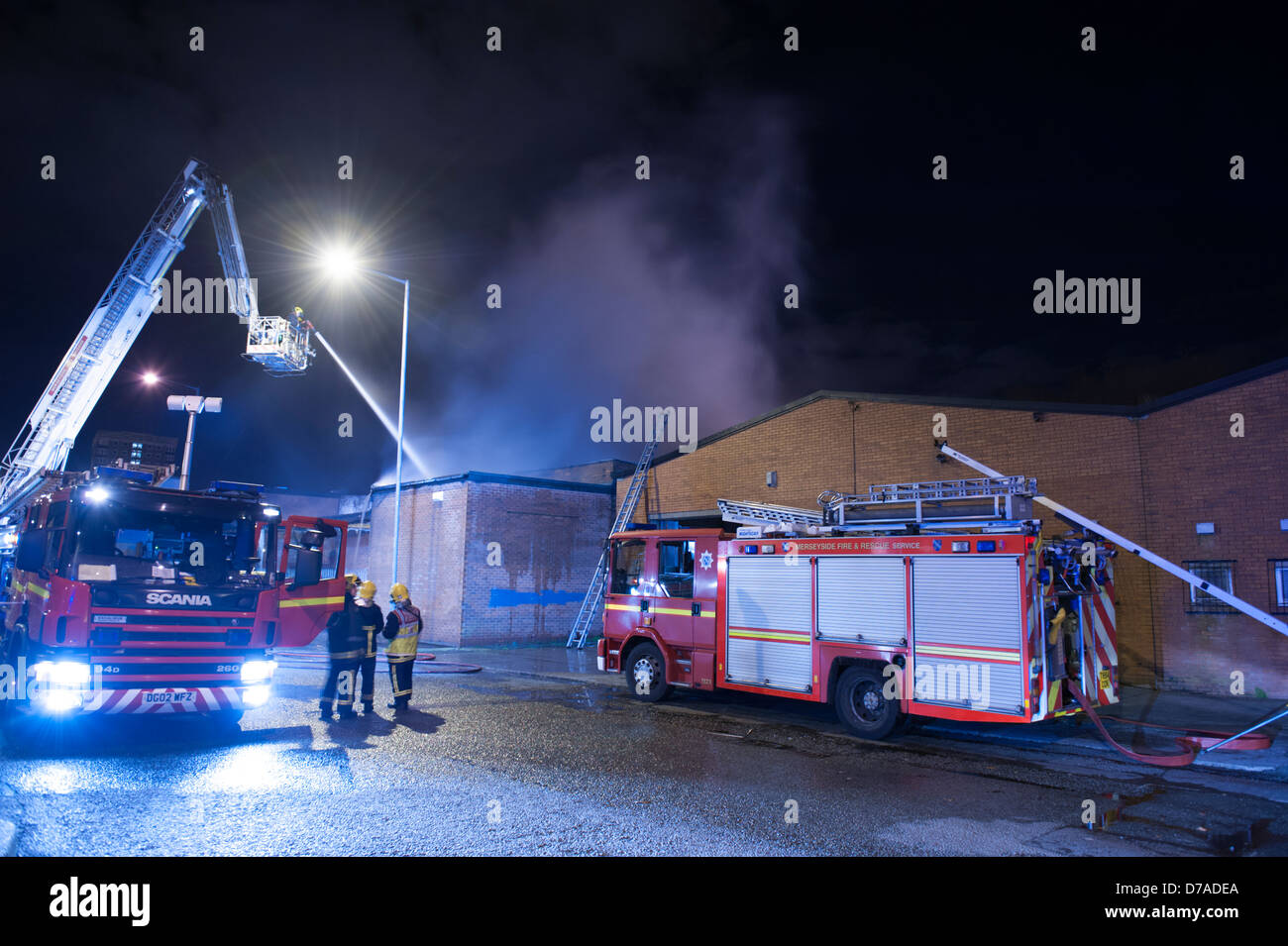 Grand bâtiment de l'usine en feu dans la nuit Banque D'Images