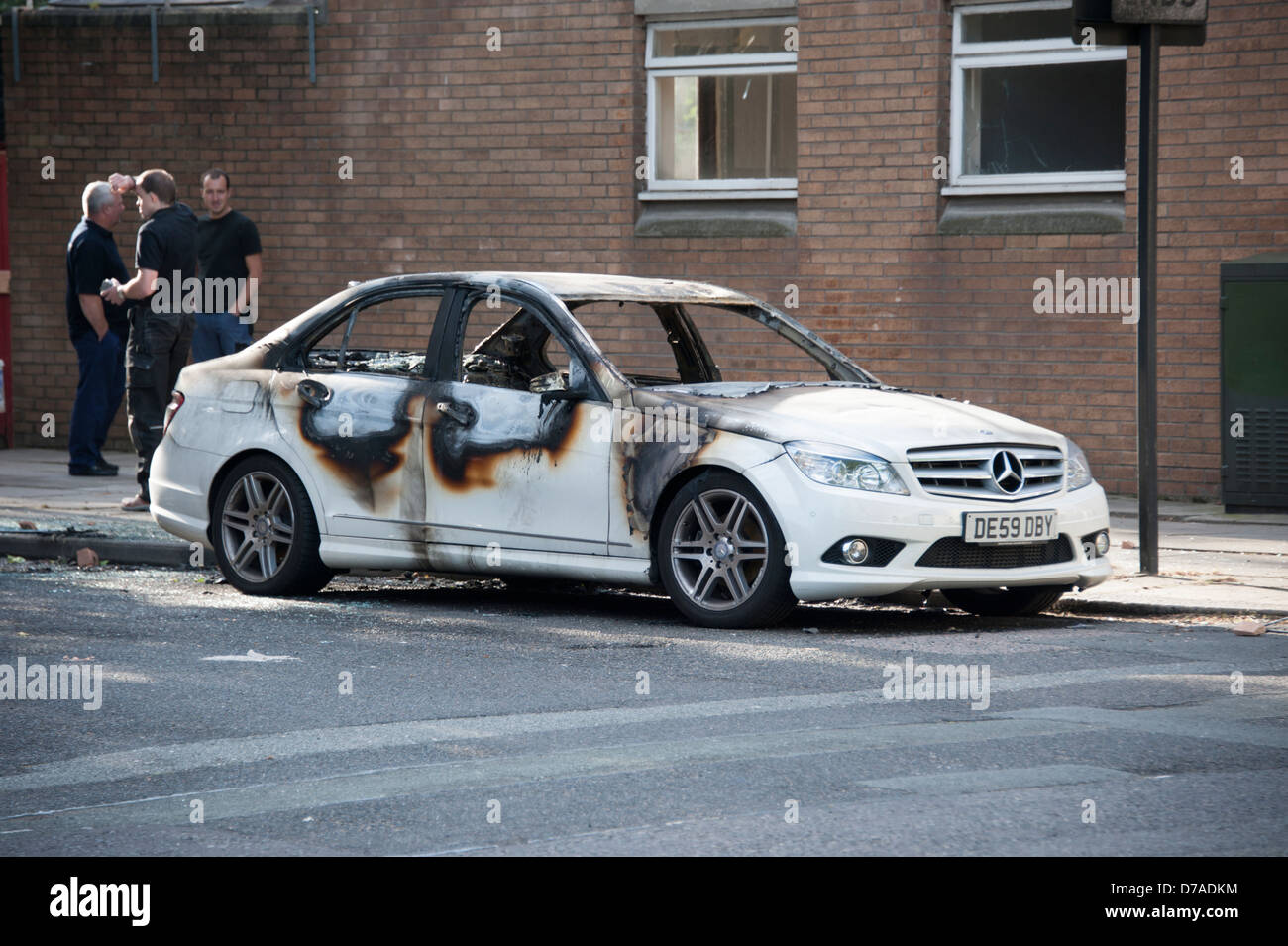 Salon de voiture blanc brûlé après émeute incendie criminel Banque D'Images
