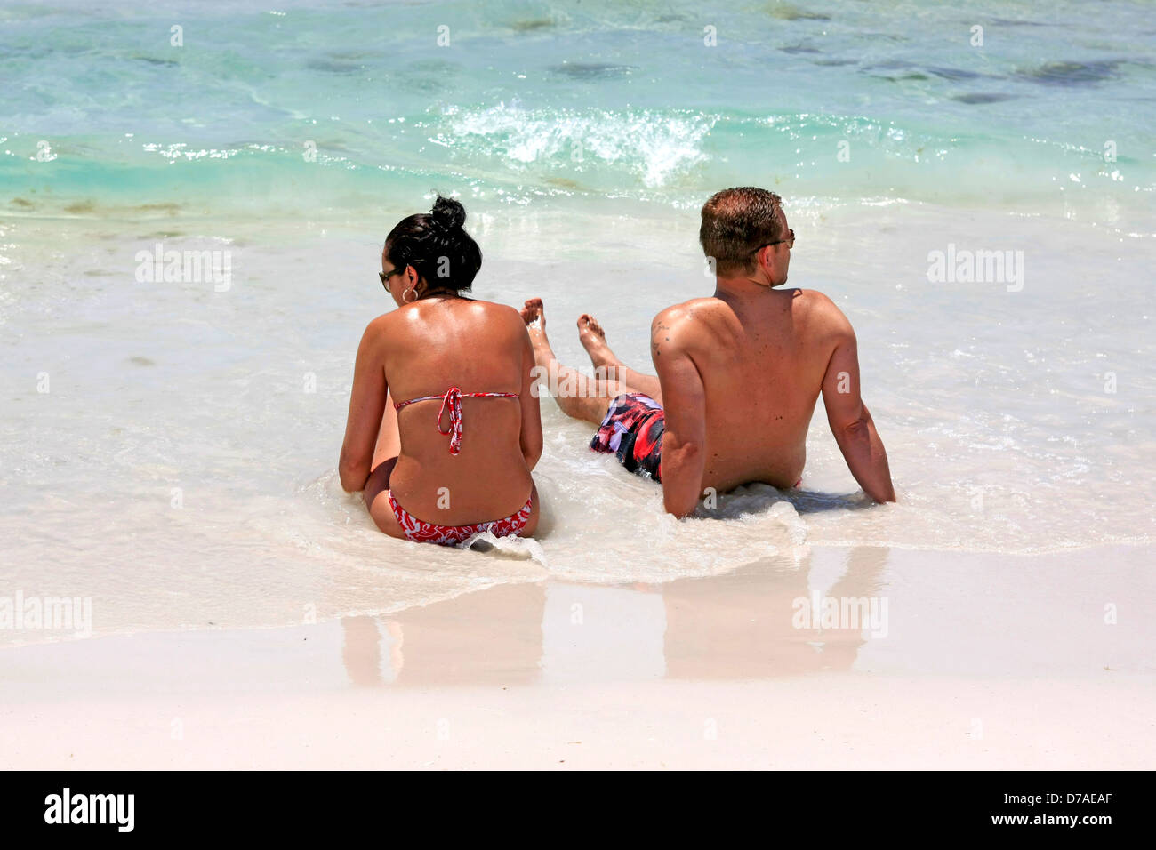 Deux personnes se détendre dans le surf sur Siesta Key Beach en Floride Banque D'Images