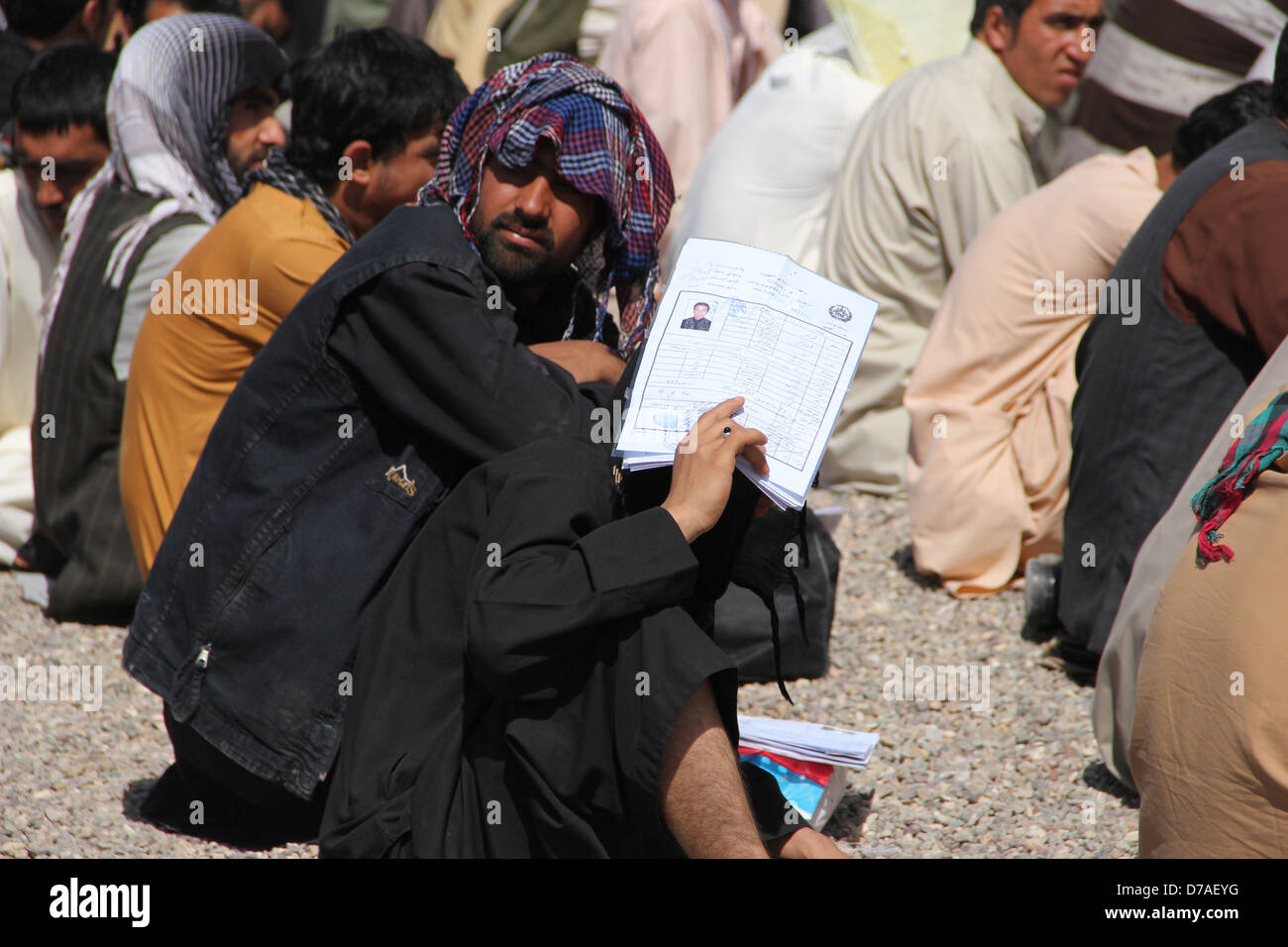 Un jeune Afghan en attente d'être enregistré dans le centre de recrutement de l'Armée nationale afghane à Herat Banque D'Images