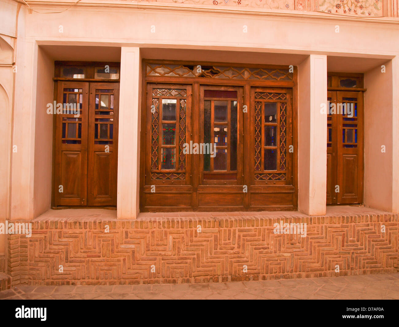 L'extérieur de vitrail portes en bois dans la vieille ville historique de chambre à Kashan, Iran Banque D'Images