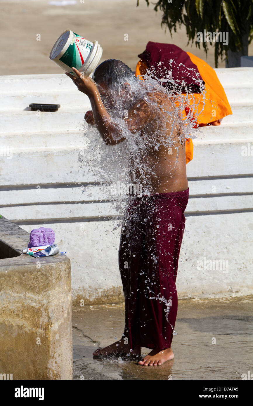 Un moine se lave en monastère Shwe Yaunghwe Kyaung près du lac Inle, Myanmar 3 Banque D'Images