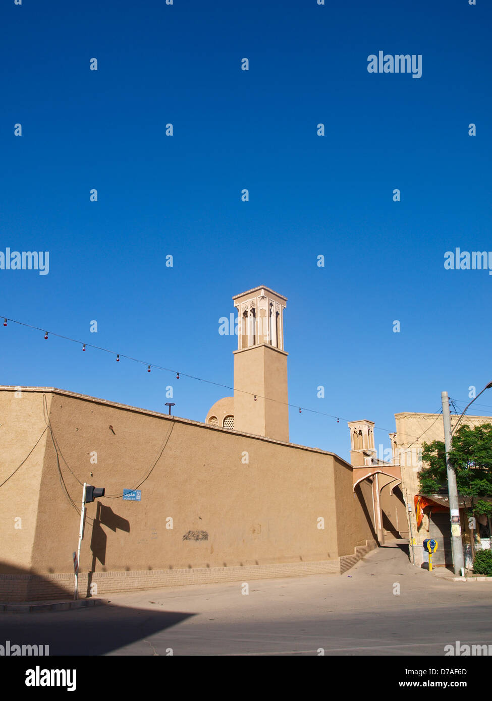 Une architecture d'adobe sur Alvavi rue sur ciel bleu à Kashan Iran Banque D'Images