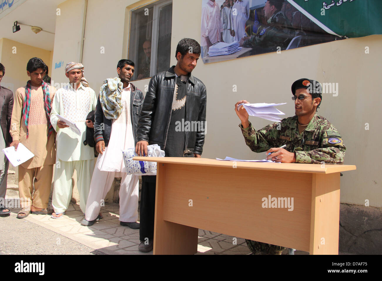 Les jeunes afghans qui sont enregistrés sous forme de l'Armée nationale afghane centre de recrutement à Herat Banque D'Images