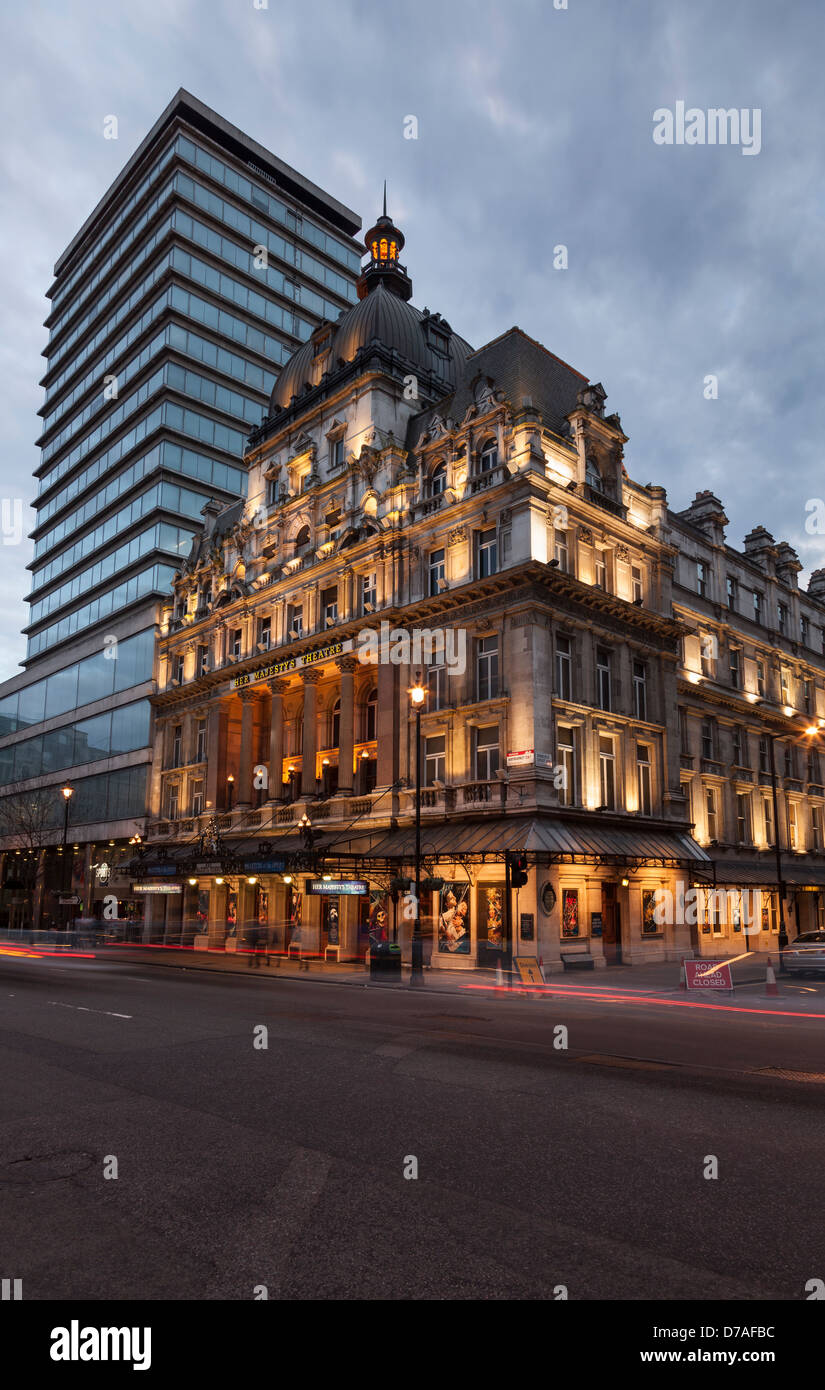 L'extérieur du théâtre de Sa Majesté la nuit,Ouest,Haymarket London,Angleterre,fin Banque D'Images