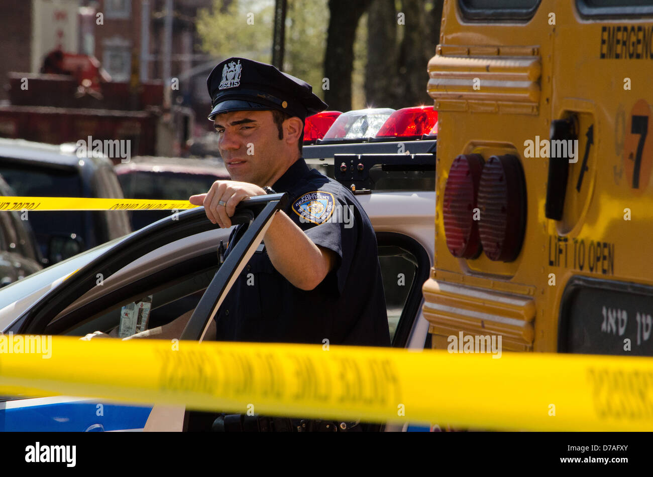 Boro Park, Brooklyn, NY, USA. 2e mai 2013. // Agent de police NYPD sur la scène de cycliste frappé. Crédit : Michael Glenn / Alamy Live News Banque D'Images