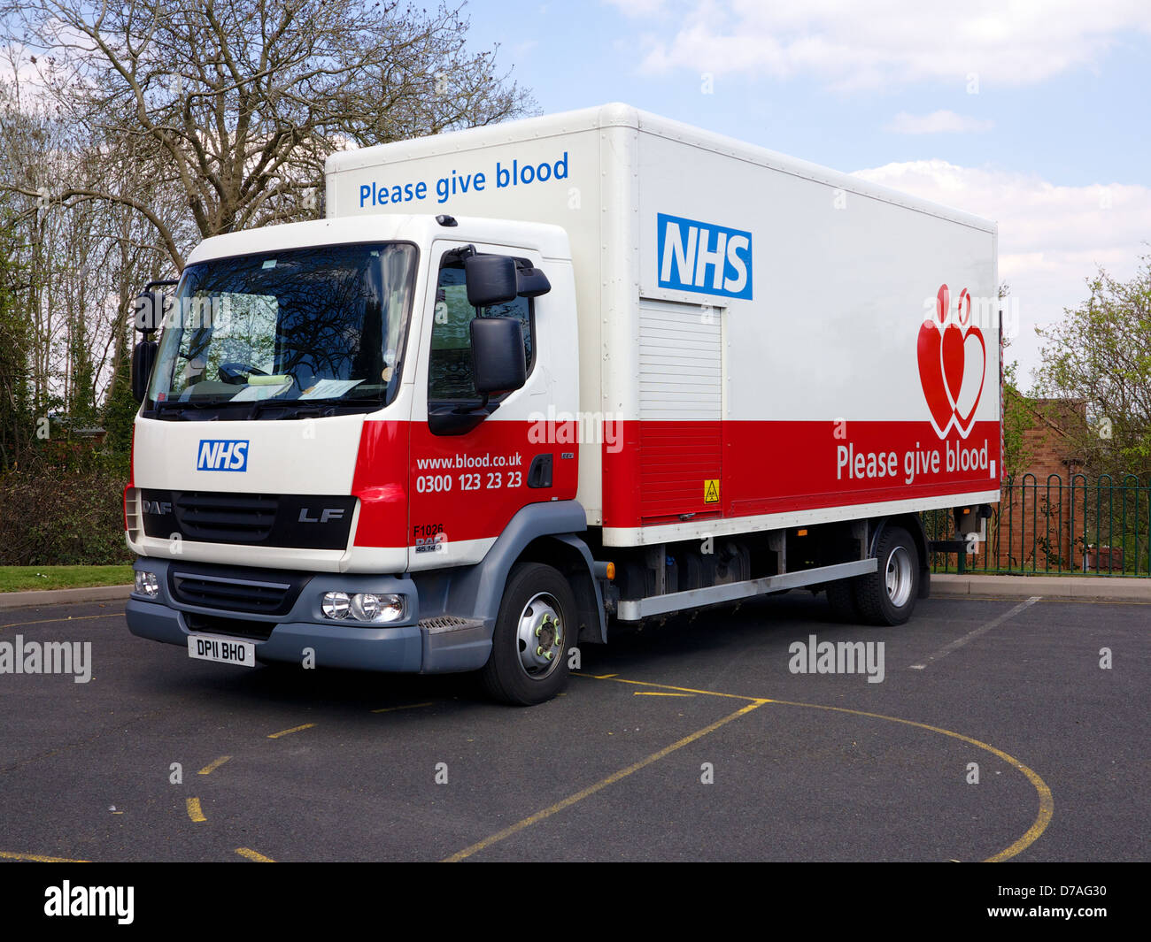 Le don de sang en le Royaume-Uni - Veuillez donner du sang - Camion à l'extérieur centre de jour à Redditch, Worcestershire Banque D'Images