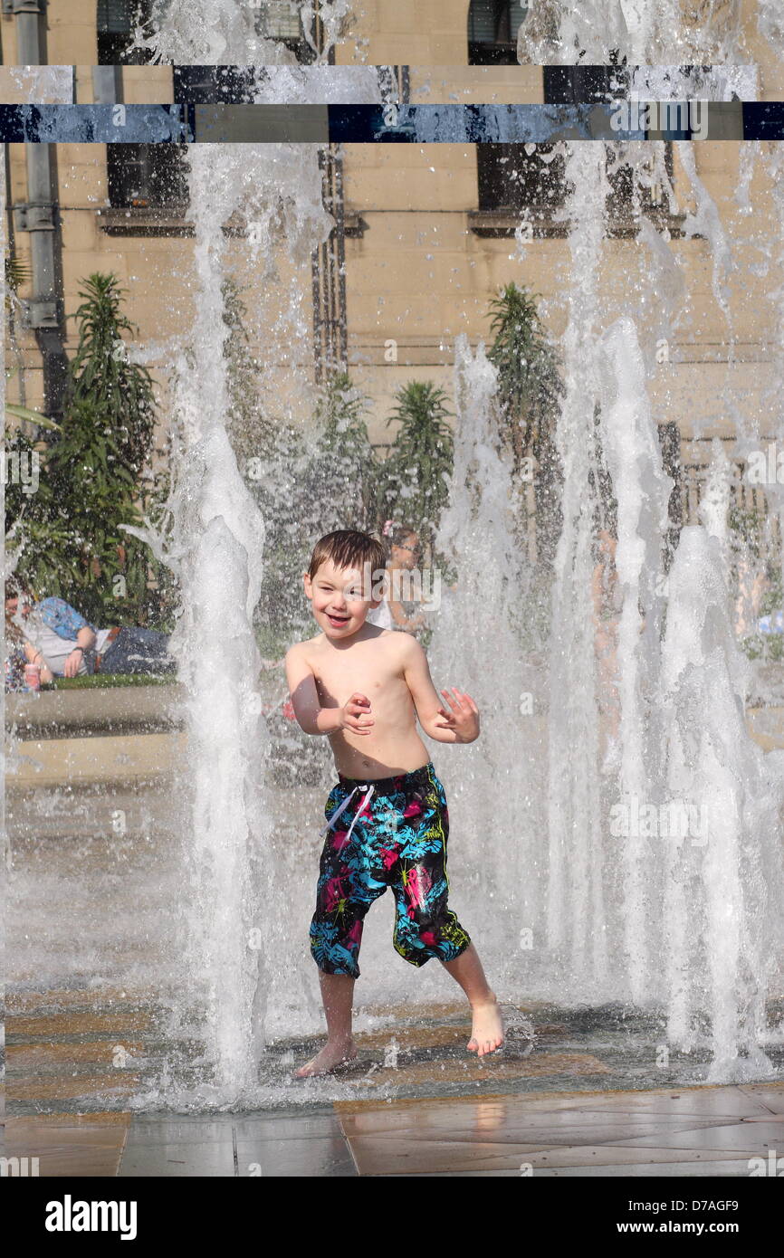 Sheffield, Royaume-Uni. 2e mai 2013. Alexander Thompson, 6, de Sheffield a in la fontaine des jardins de la paix comme le World Snooker Championship ville baigne dans soleil du printemps Crédit : Matthew Taylor / Alamy Live News Banque D'Images