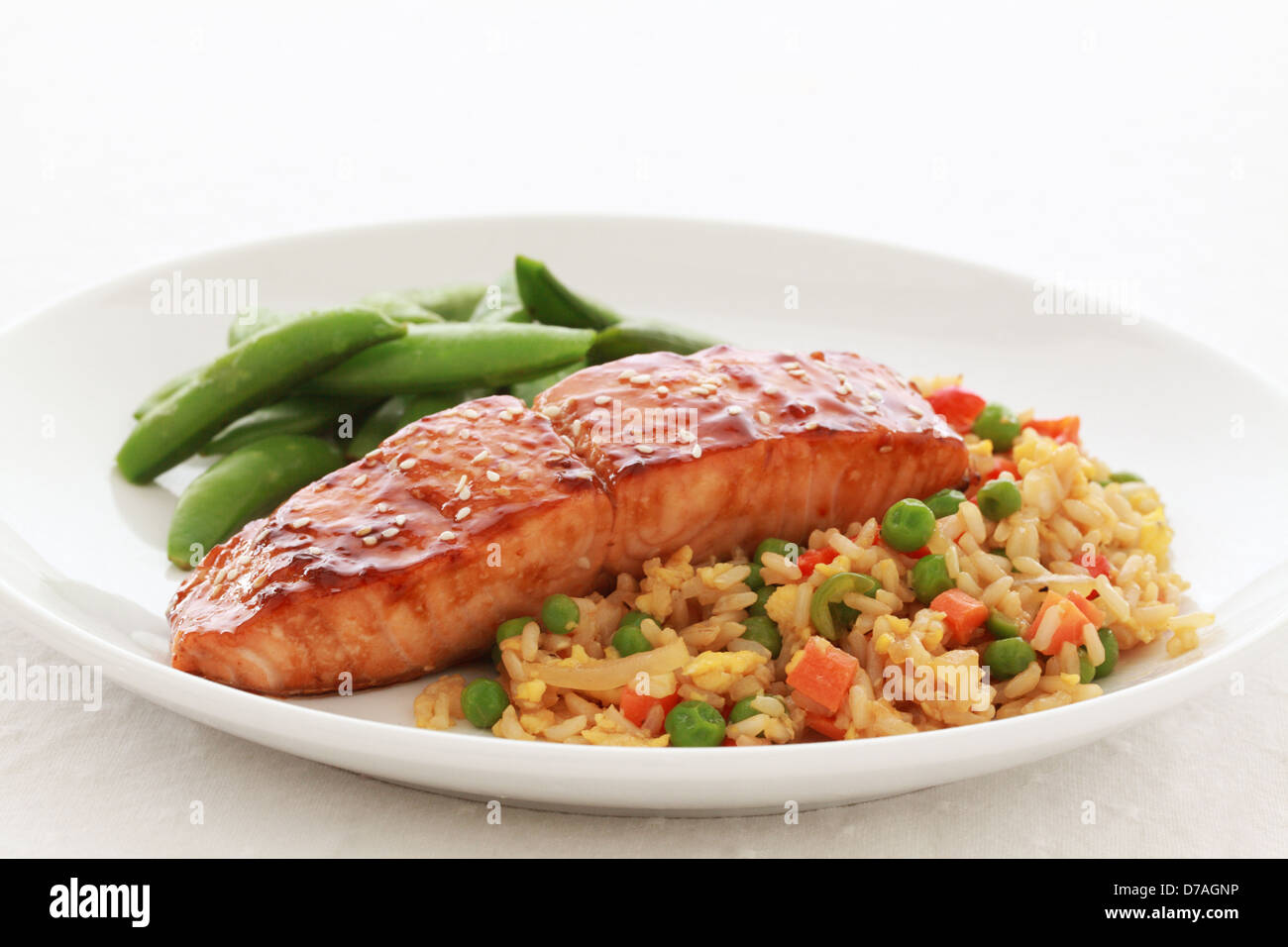 Un pavé de saumon avec du riz et des haricots verts. Banque D'Images