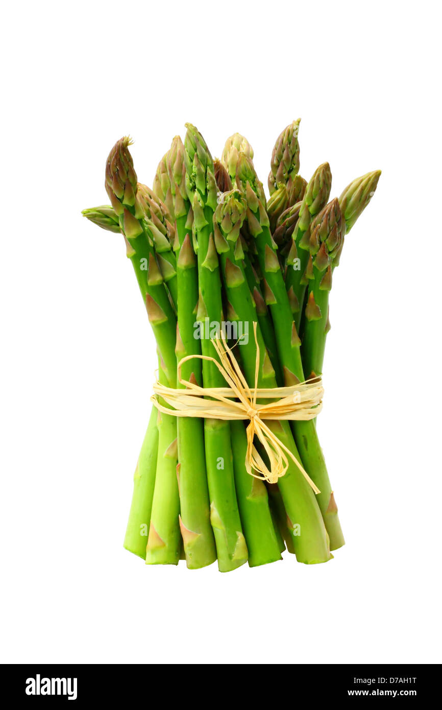 Bouquet d'asperges vertes fraîches isolé sur blanc. Banque D'Images