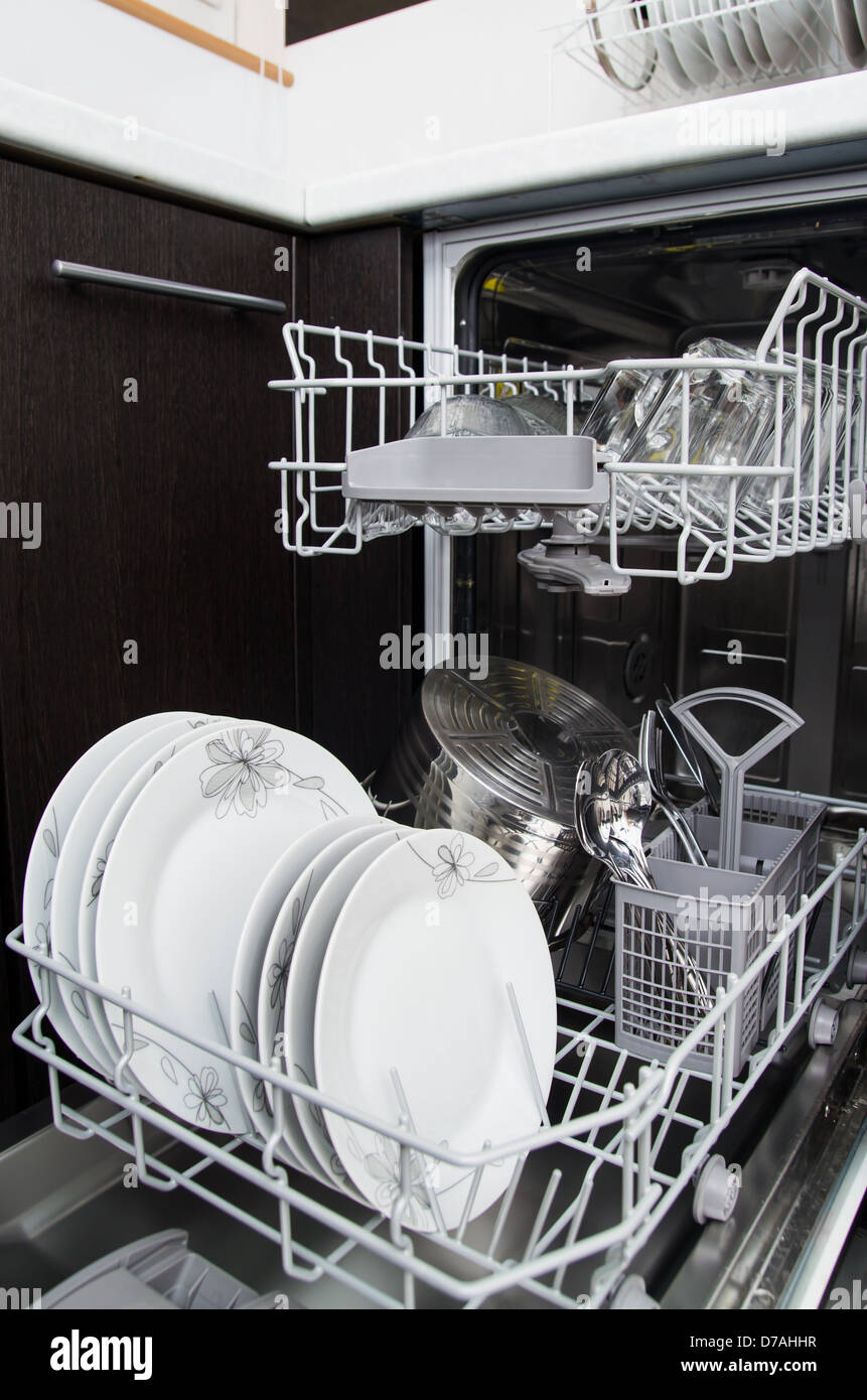 Lave-vaisselle avec des assiettes blanches Banque D'Images