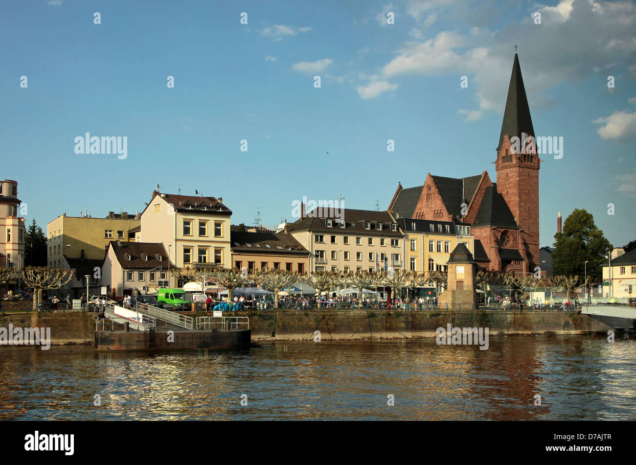 Promenade au bord de l'eau de Biebrich Wiesbaden en vu du Rhin Banque D'Images