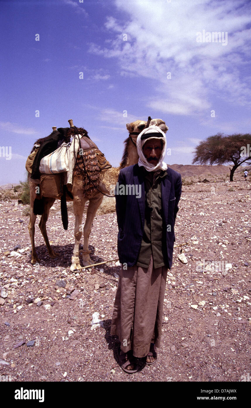 Nomades bédouins membre de la tribu Zawaideh, originaire de les déserts du sud de la Jordanie et de l'ouest de l'Arabie saoudite avec son chameau dans le désert de Wadi Rum connu aussi sous le nom de la vallée de la lune, dans le sud de la Jordanie Banque D'Images