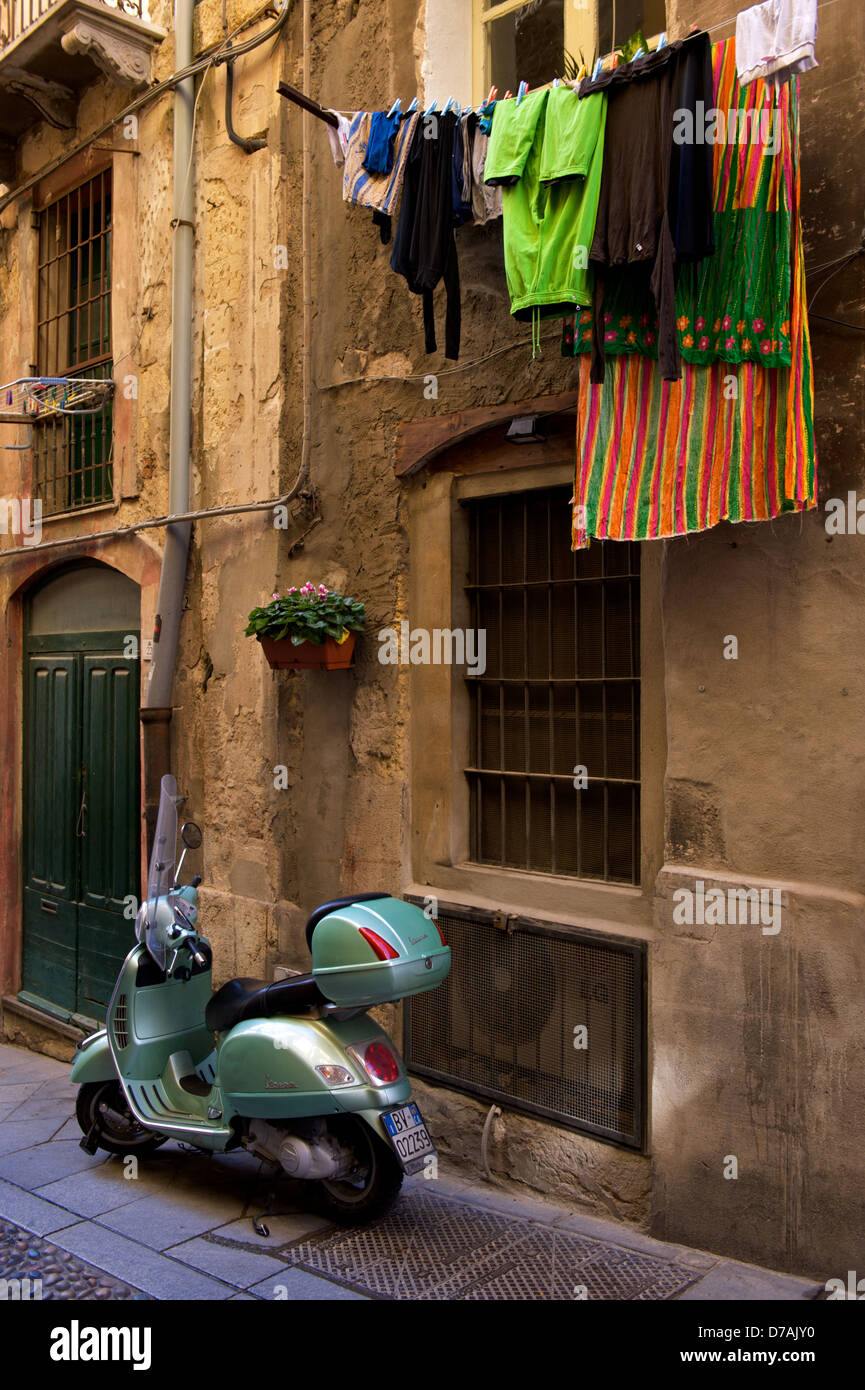 Une mobylette dans les rues de Cagliari en Sardaigne Banque D'Images