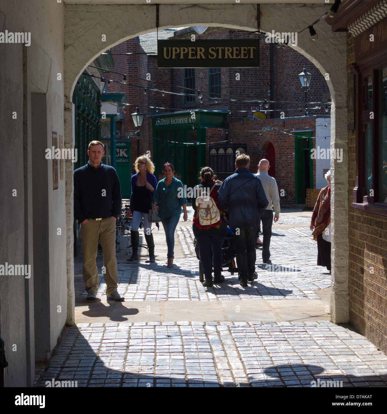 Les visiteurs dans la rue d'une section de Preston Park Musée présentant les entreprises du début du xxe siècle Banque D'Images