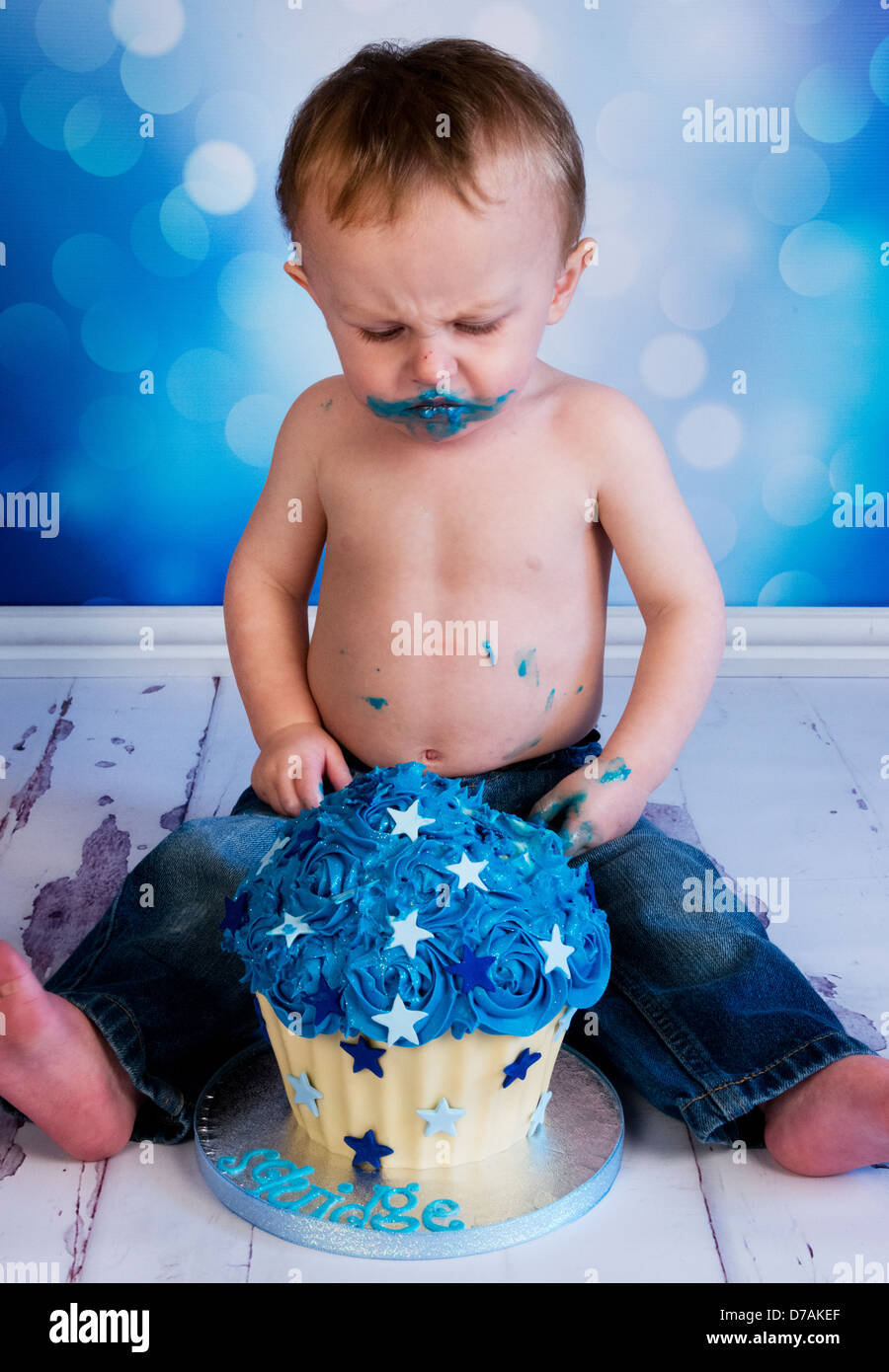 Les Garcons Cake Cupcake Geant Bleu Smash Photo Stock Alamy Les Garcons Cake Cupcake Geant Bleu Smash Photo Stock Alamy