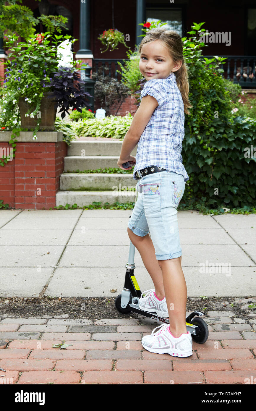 7 ans, fille en scooter Banque D'Images