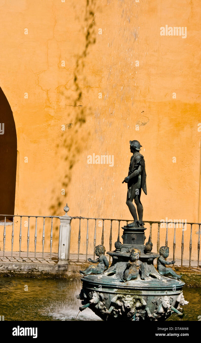 Statue de mercure fontaine Alcazar de Séville Andalousie Espagne Europe jardins Banque D'Images