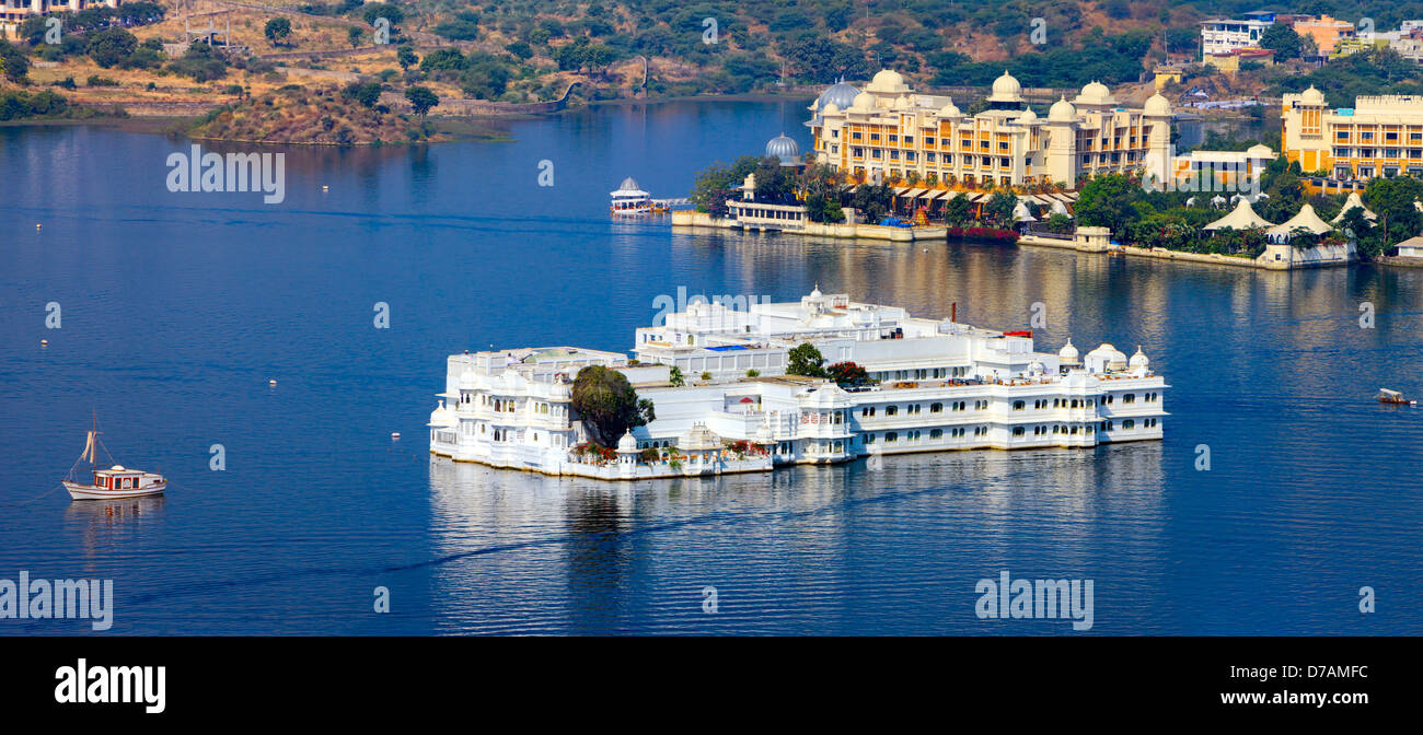Le lac Pichola et Taj Lake Palace, Udaipur, Rajasthan, Inde, Asie. Panorama. Banque D'Images