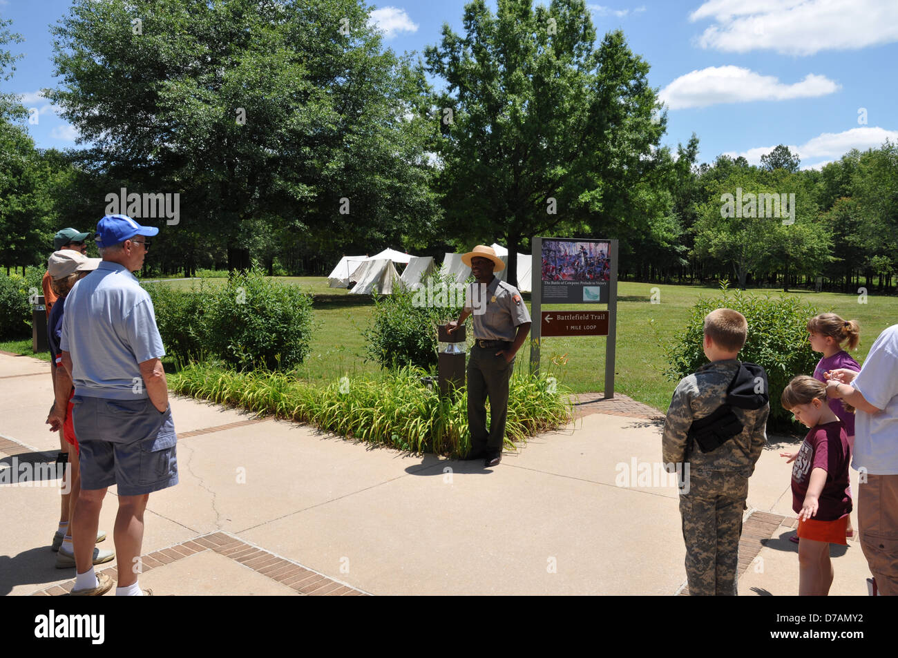 Un gardien de parc donnant une visite guidée de Cowpens bataille nationale. Banque D'Images