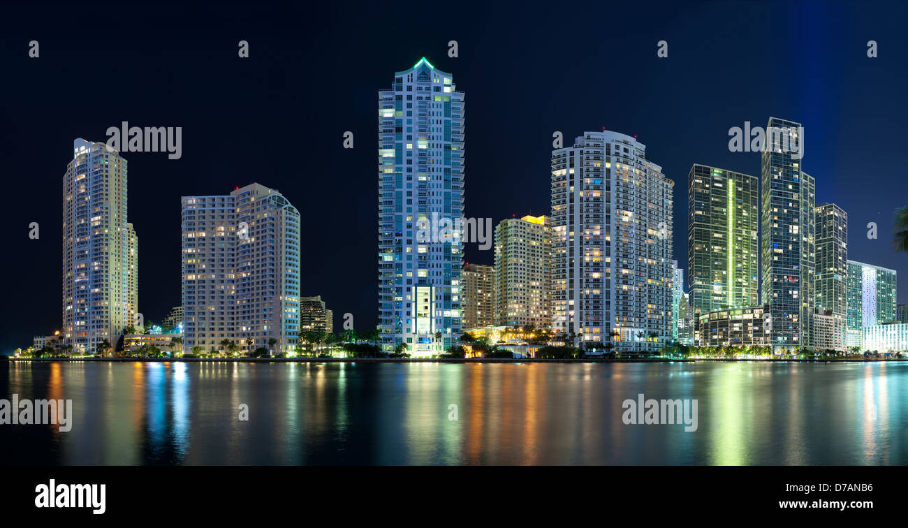 Skyline nuit à Miami Banque D'Images