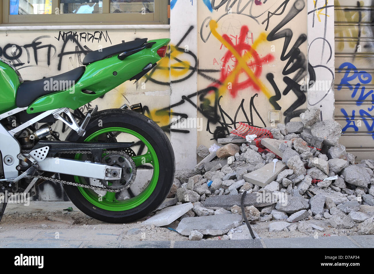 Moto Ninja de luxe et l'anarchie tag à Athènes, Grèce Banque D'Images