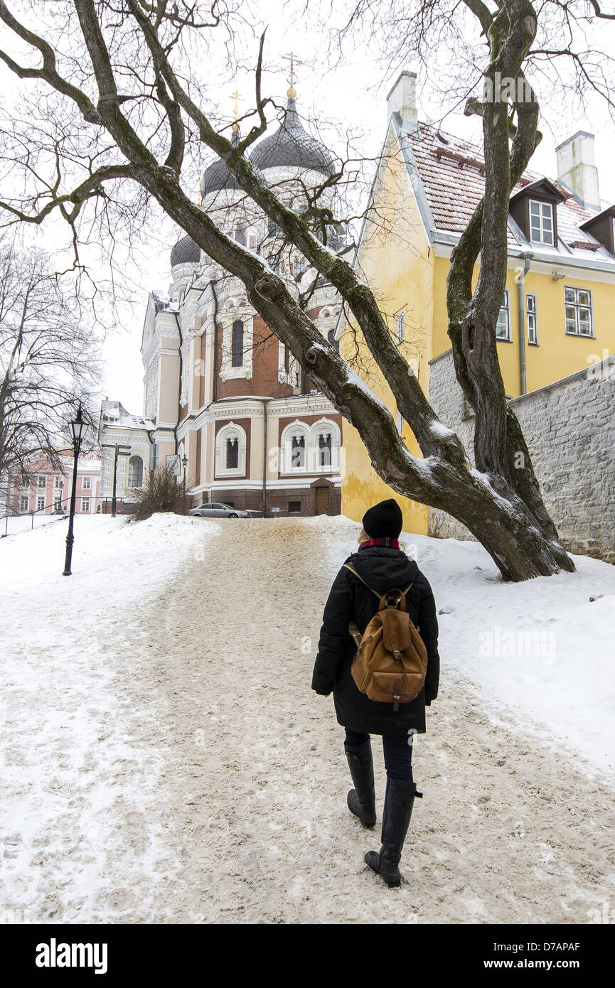 Femme marche dans la neige en direction de la cathédrale Alexandre Nevski, la vieille ville de Tallin, Estonie Banque D'Images